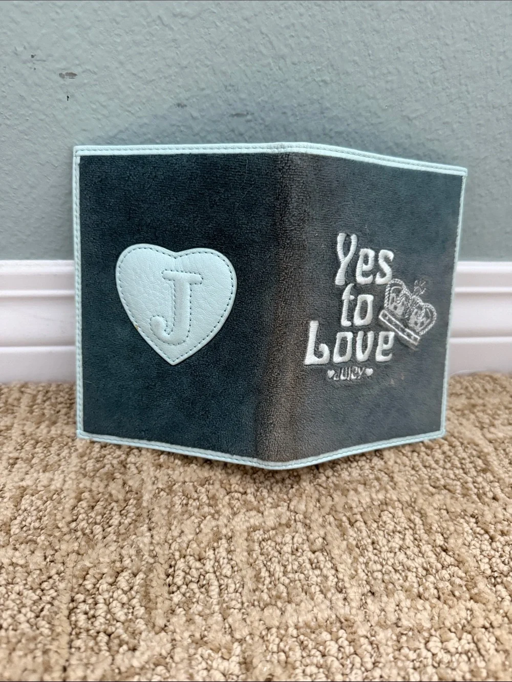 Juicy Couture 'Yes to Love' Velvet passport case - Gray/Teal